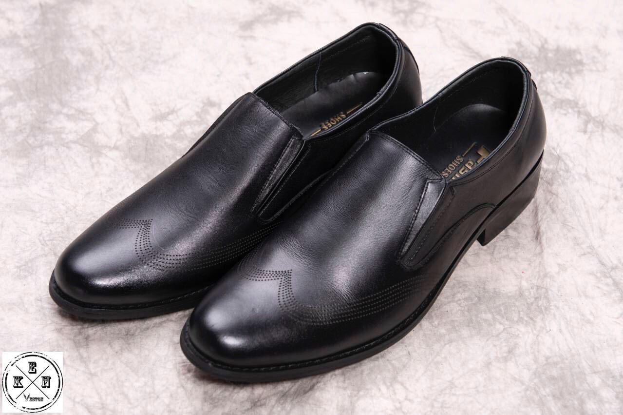 Giày tây đang “trẻ hóa” thế nào trong thời trang hiện đại là câu chuyện phản ánh sự thay đổi trong phong cách sống và tư duy ăn mặc của nam giới, giúp giày tây trở nên trẻ trung, linh hoạt và dễ ứng dụng trong nhiều hoàn cảnh khác nhau.